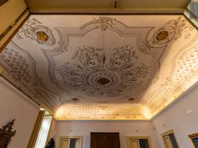 Anche questo ambiente � interamente coperto da un�ampia volta, con un tripudio di raffinate decorazioni...